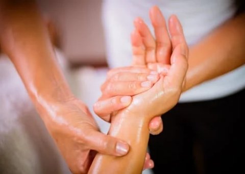 Masaje de Manos en Málaga – Elena Quispe