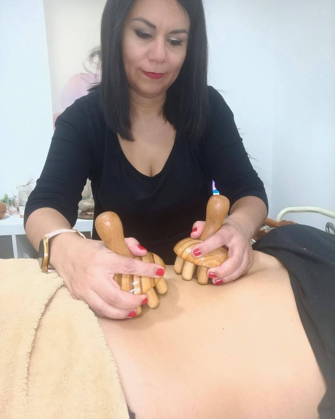 Sesión de modelado corporal con maderoterapia en el centro de Elena Quispe en Teatinos, Málaga
